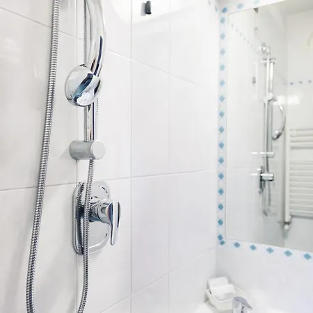 Otel St Pierre 3*